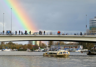 Uitvaart Harry Mulisch Regenboog bij uitvaart Harry Mulisch